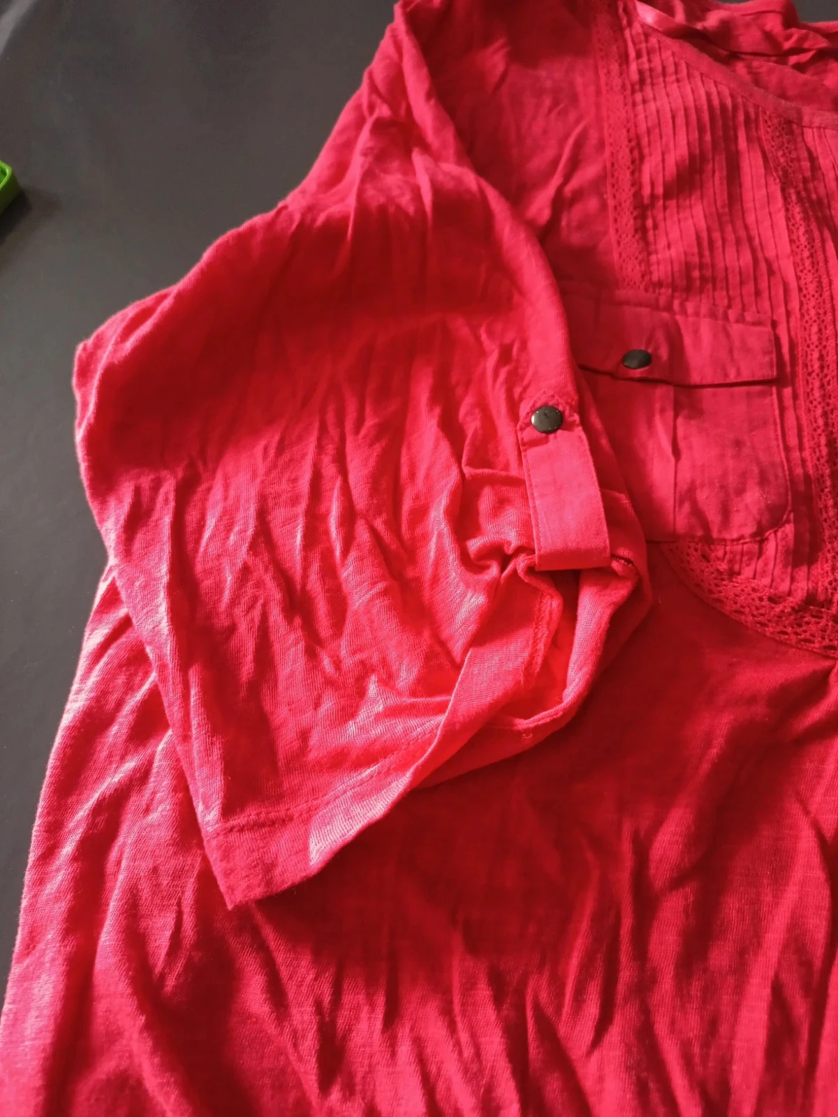 Blusa roja con cuello en V – photo 5
